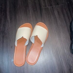 2 pairs of flip flops